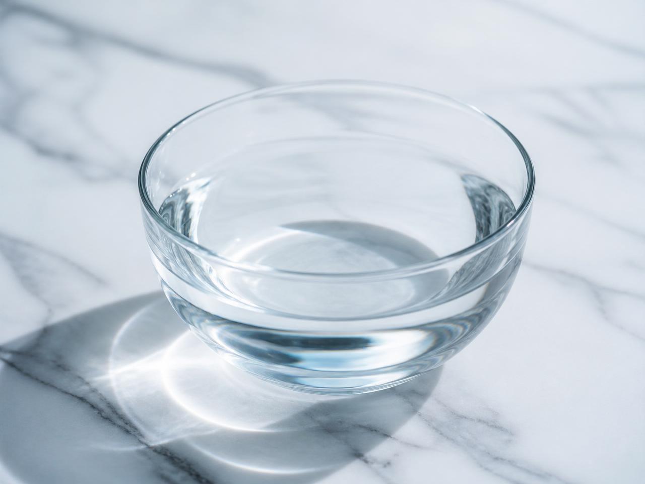 Taça de vidro com água pura sobre mármore